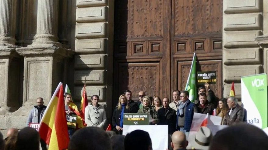 Inés Cañizares frente al Palacio Arzobispal de Toledo
