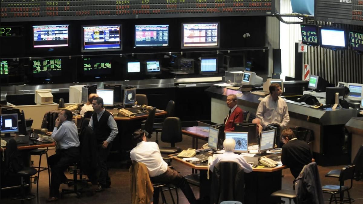 El riesgo país llegó a 755 puntos y las acciones argentinas se hundieron hasta un 9% en Wall Street