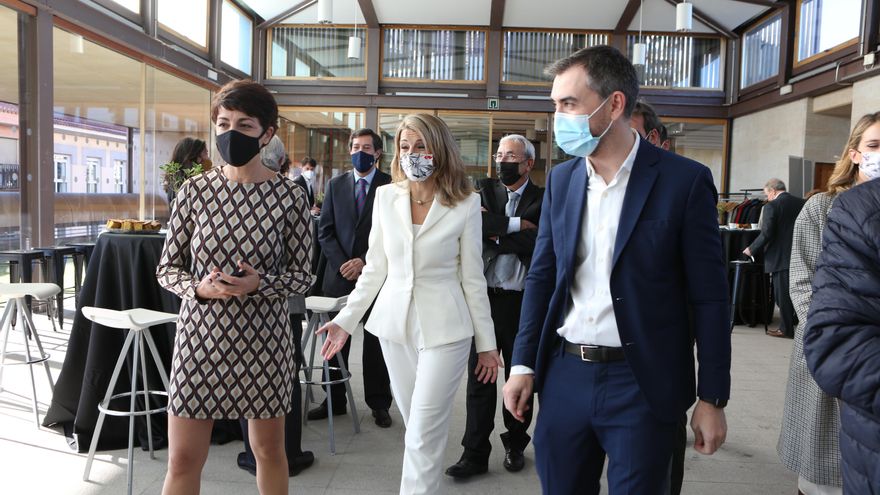Yolanda Díaz, en el centro, junto a Rosalía Lloret, CEO de elDiario.es, e Ignacio Escolar
