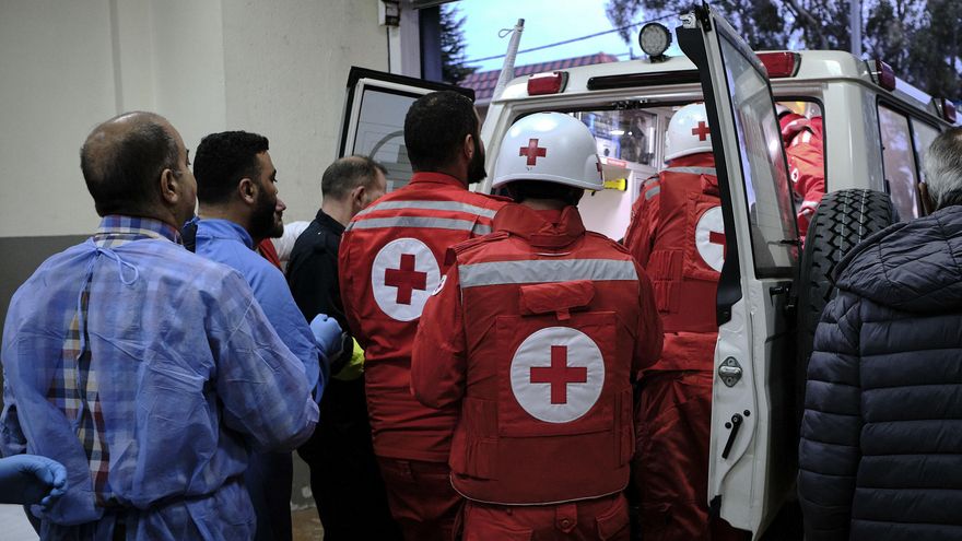 La organización Ambulancias Nabatieh opera sin descanso en la ciudad de Nabatieh, en el sur de Líbano, acudiendo a los bombardeos que azotan la ciudad de forma constante en busca de heridos y/o fallecidos entre los escombros.
