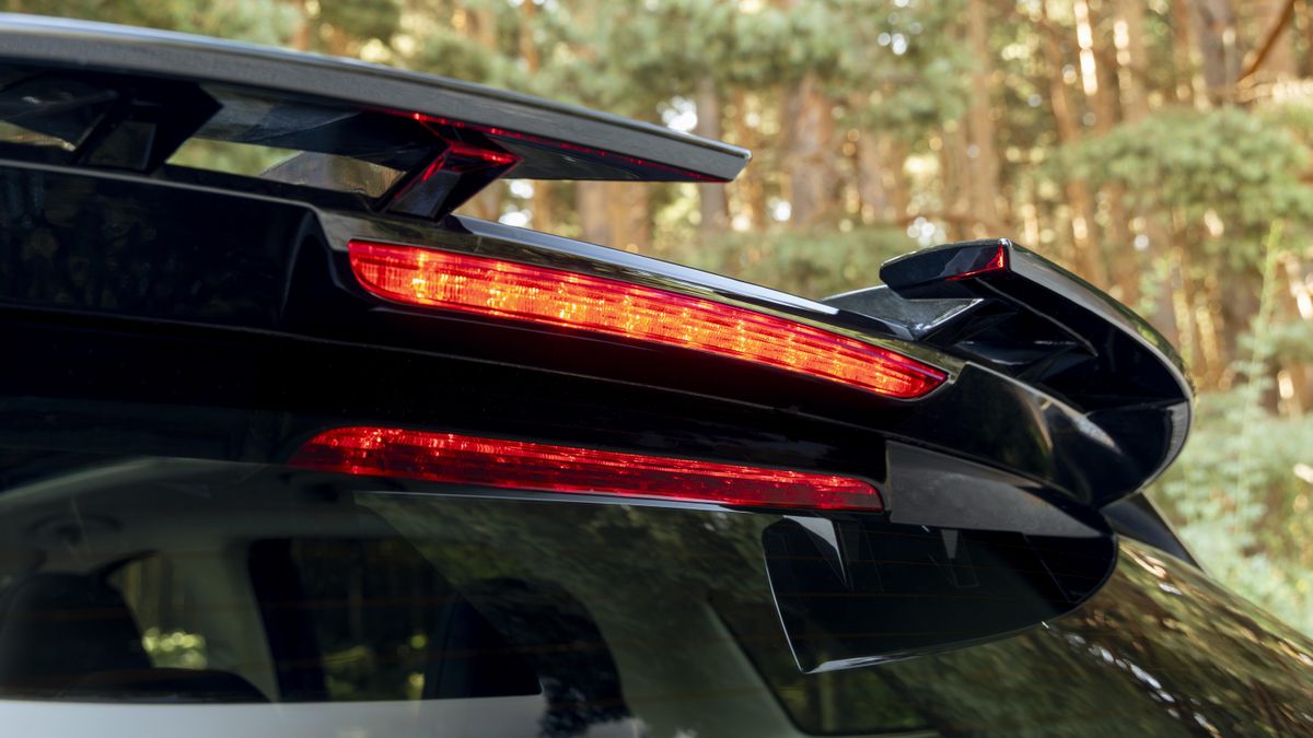 El alerón de dos piezas emplazado en la zaga.