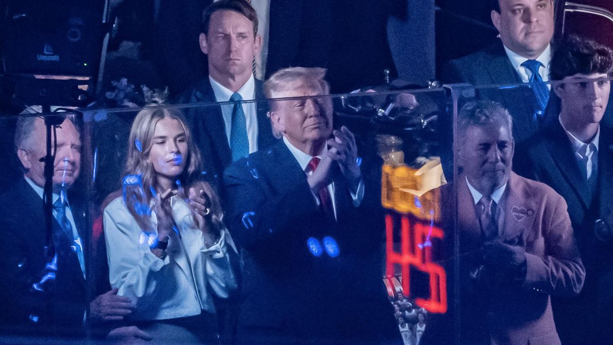 El presidente de Estados Unidos, Donald Trump (c), asiste al tercer juego de las finales de la NBA entre Knicks y Spurs este lunes, en el Madison Square Garden, en Nueva York (EE.UU).