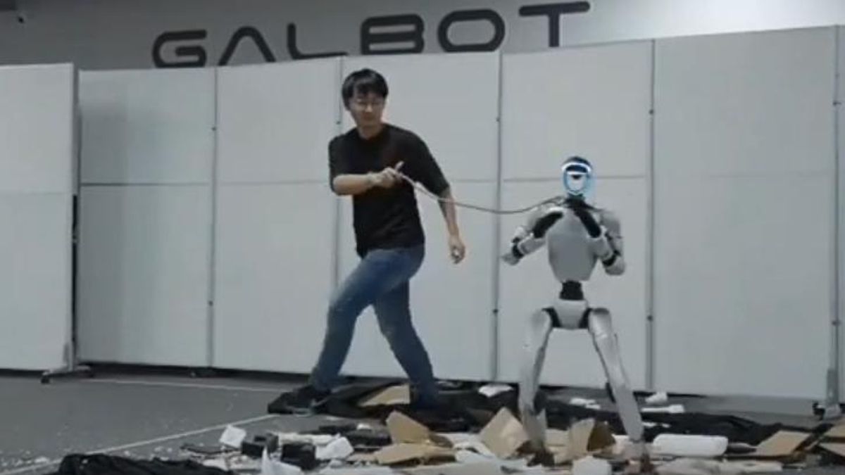 Un robot encadenado aguanta golpes y empujones sin caer y revela hasta dónde llega hoy la resistencia de estas máquinas: "Este tipo va a ser el primero en morir en la rebelión de los robots"