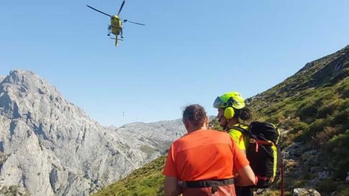 Rescatan en helicóptero a dos montañeros en la parte leonesa de Picos de Europa