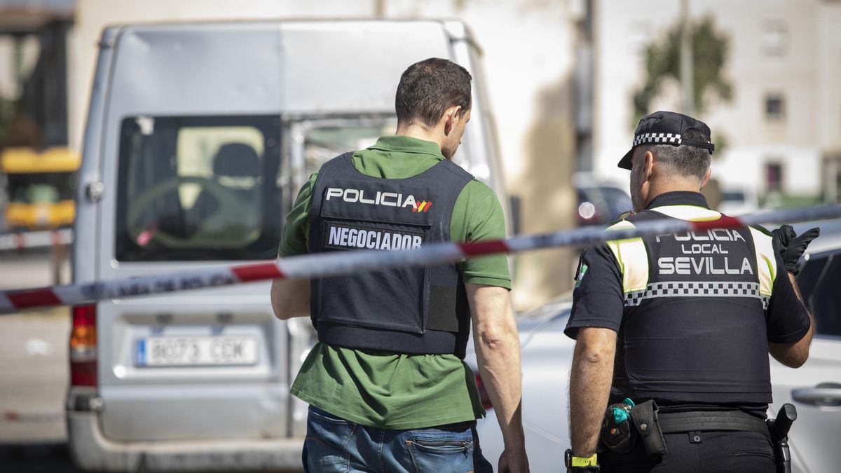 Archivo - Efectivos de la Policía Nacional en una operación en las Tres Mil Viviendas. Imagen de archivo.
