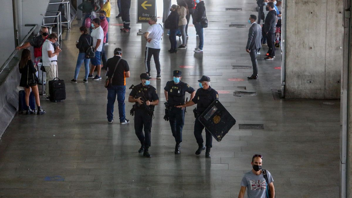 Agentes de Policía Nacional vigilan la T4 del Aeropuerto Adolfo Suárez Madrid-Barajas, en Madrid (España), a 9 de octubre de 2020. El Ministerio del Interior ha comenzado a desplegar un amplio operativo de controles policiales en Madrid y el resto de muni
