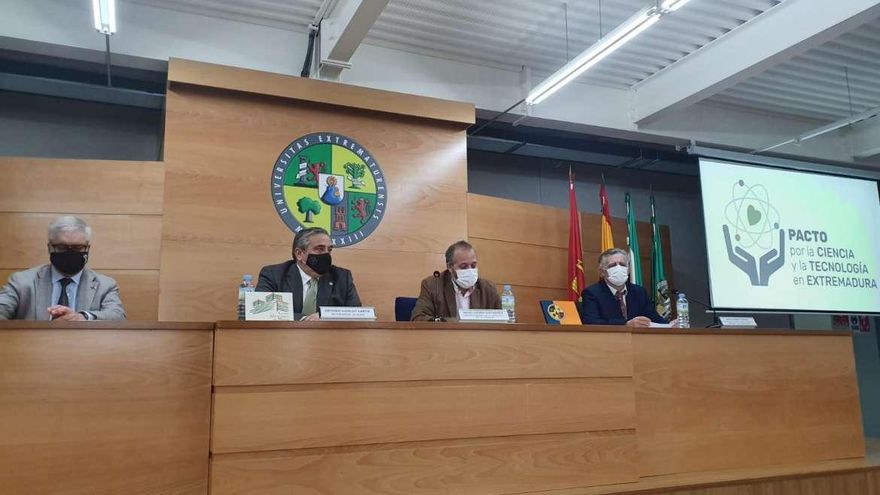 La Uex y centros de investigación regionales se adhieren al Pacto por la Ciencia