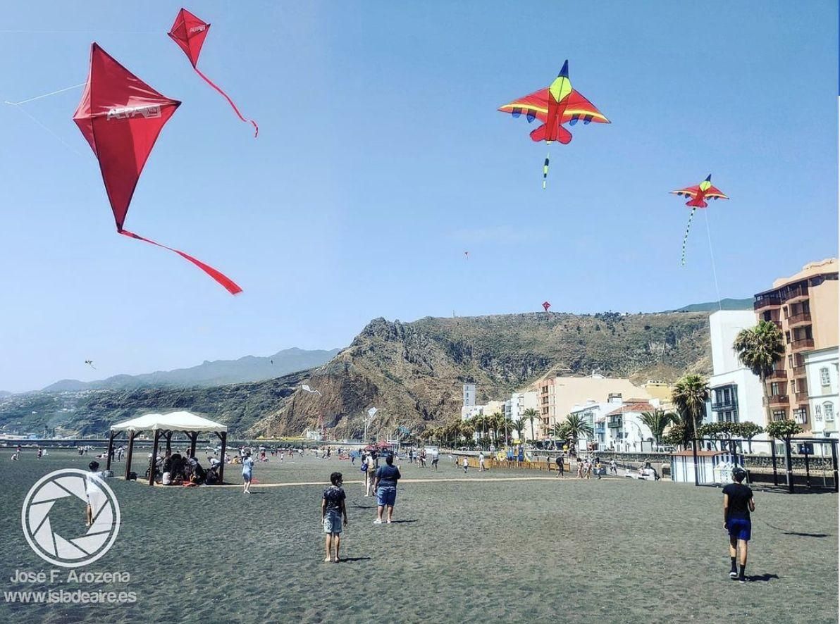 Cometas, este sábado, en la playa de Santa Cruz de La Palma.
