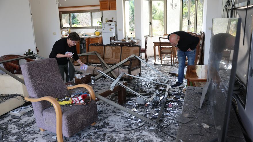 Los residentes inspeccionan los daños después de que un cohete lanzado por Hezbolá desde Líbano impactara en una casa en el Moshav Haniel cerca de la ciudad de Netanya, Israel, 12 de marzo de 2026. El ejército israelí informó que Hezbolá había lanzado cohetes hacia varias zonas en Israel el 11 de marzo, mientras la milicia chiita anunciaba el lanzamiento de la Operación 'Paja Comida' contra Israel. (Líbano, Hizbulá/Hezbolá) EFE/EPA/ABIR SULTAN