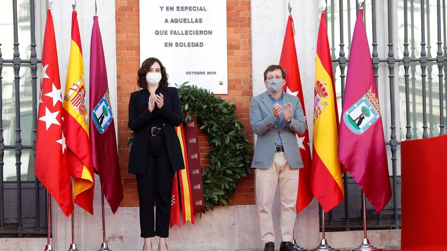 La presidenta regional Isabel Díaz Ayuso y el alcalde de la capital, José Luis Martínez-Almeida, durante el homenaje que la Comunidad de Madrid rinde este domingo
