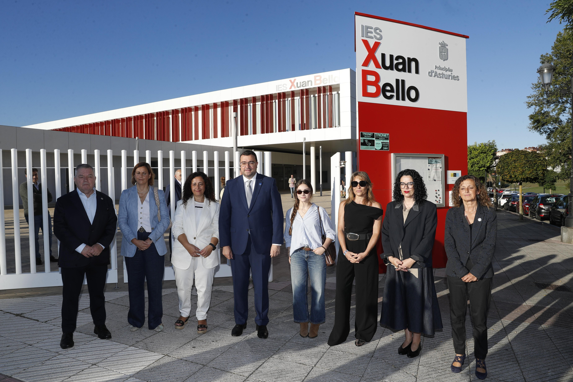 El IES de La Florida, en Oviedo/Uviéu, homenajea al escritor Xuan Bello llevando su nombre.