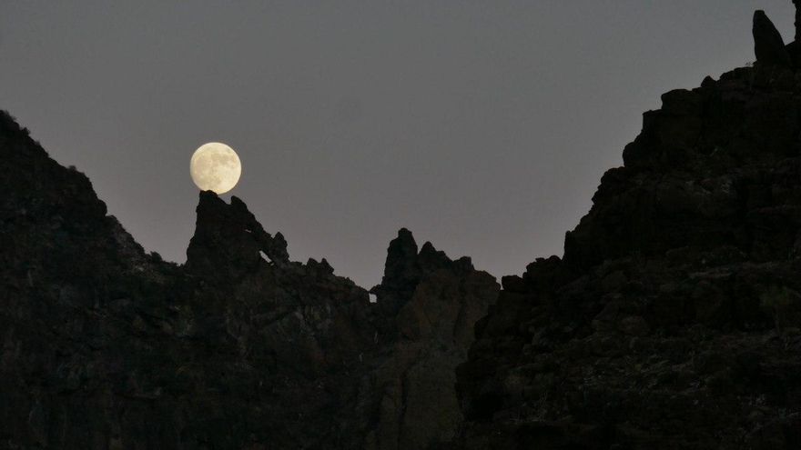 Un 'lobo' de piedra aulla a la Luna cuando esta salía en el sur de Gran Canaria
