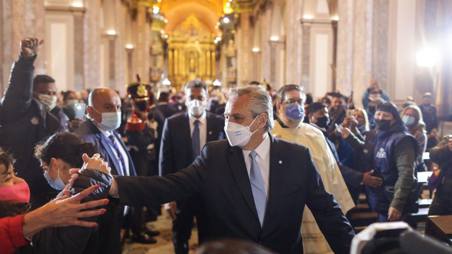 Fernández intenta reconectar con una Iglesia que espera el reemplazo del cardenal Poli