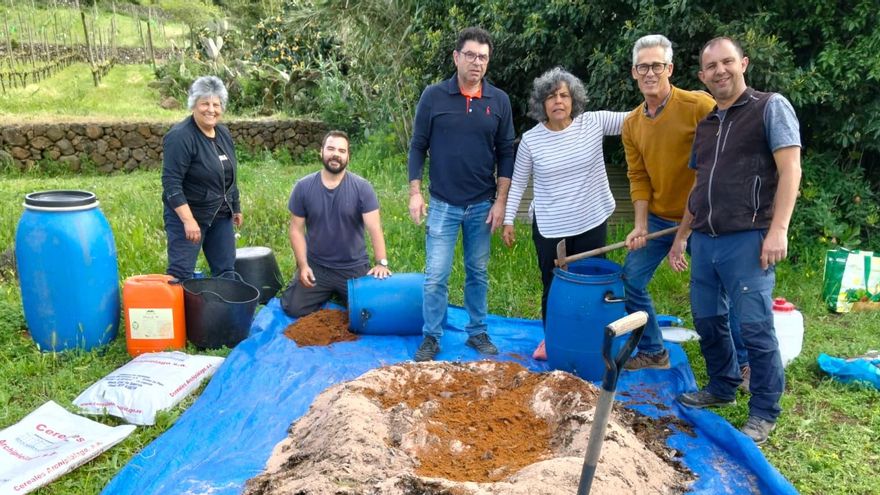 Reunión de miembros de AVARTE, en Tenerife (el bidón naranja es reutilizado)