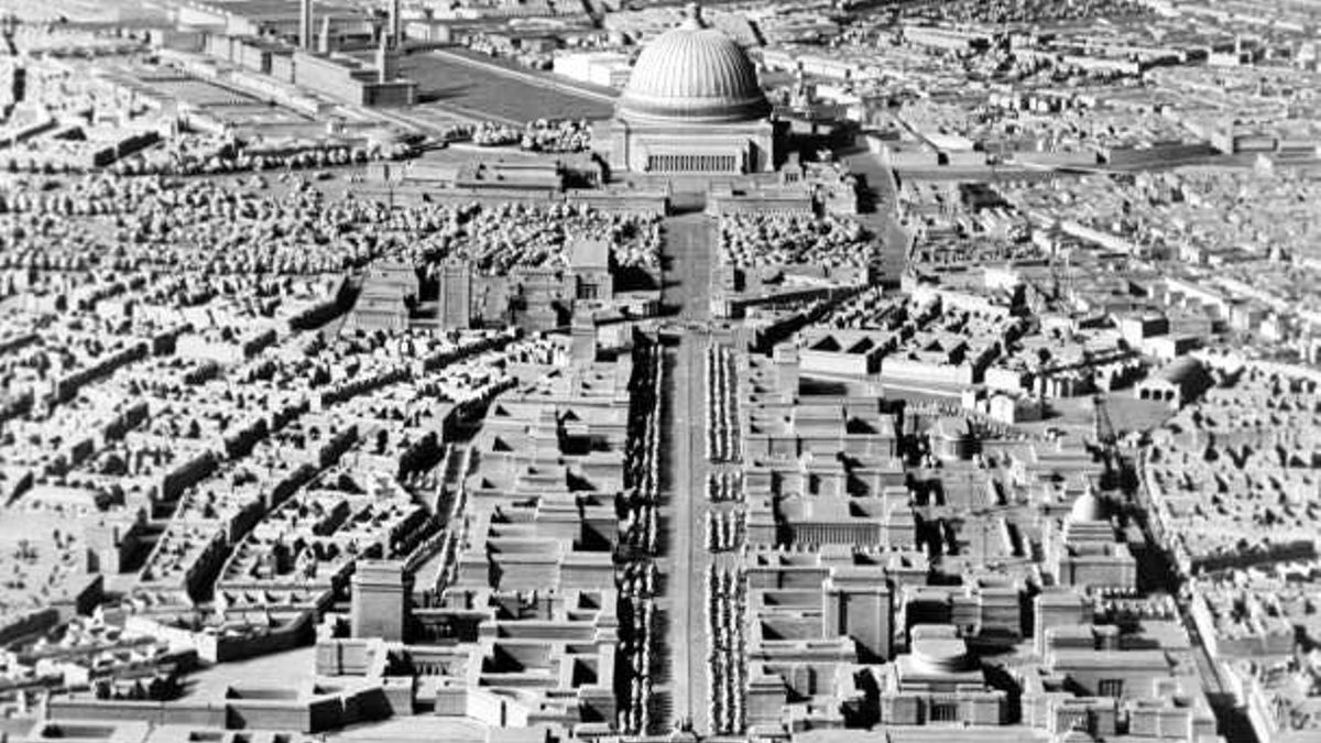 El eje Este-Oeste se convirtió en un pasillo propagandístico con banderas, desfiles y monumentos