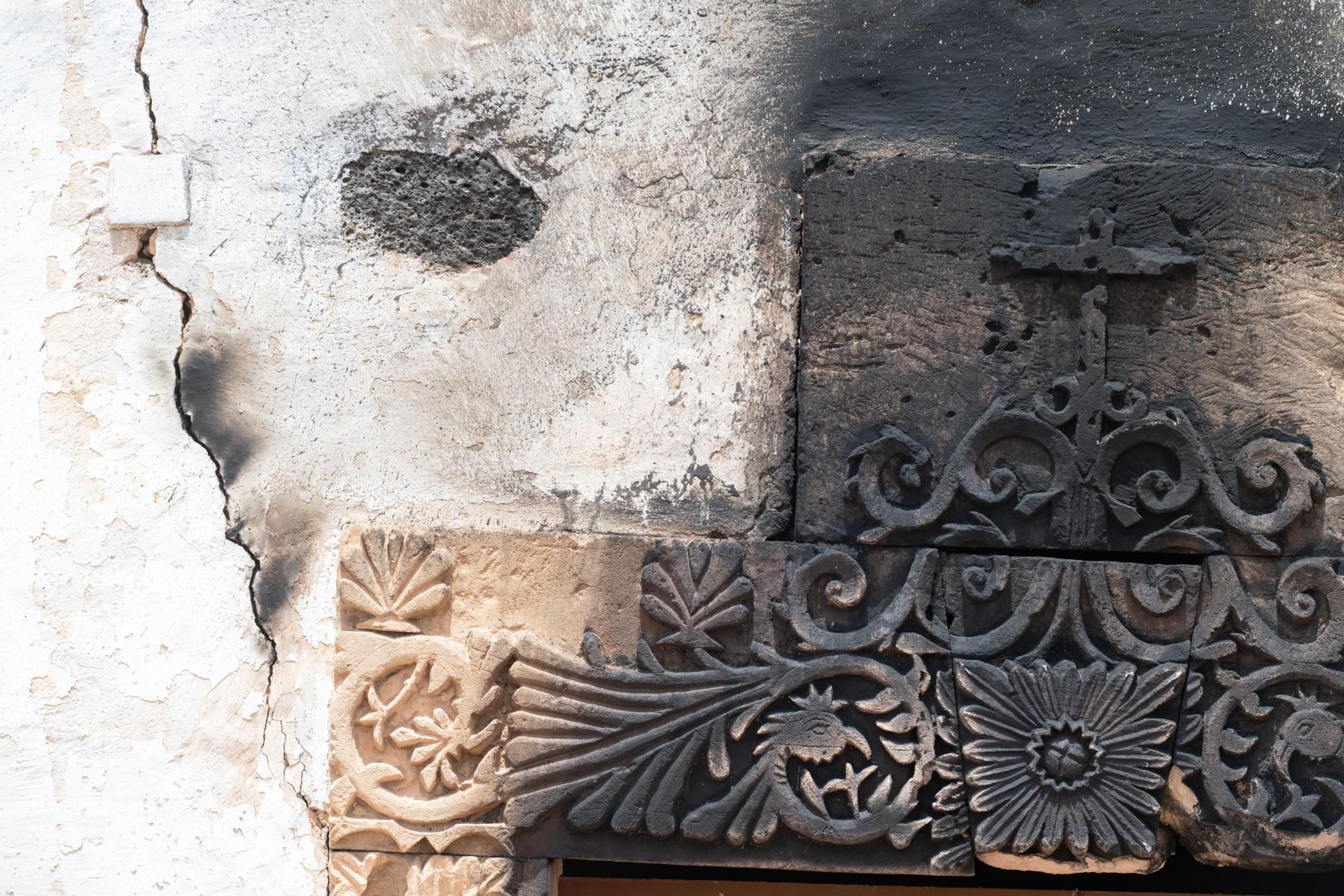 El incendio ha afectado, sobre todo a la puerta de la fachada y al dintel, uno de los elementos más importantes de la construcción realizado en cantería blanca y tallada.