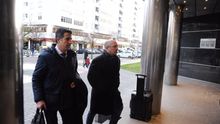 Alfredo De Miguel (a la derecha), con su abogado Gonzalo Susaeta