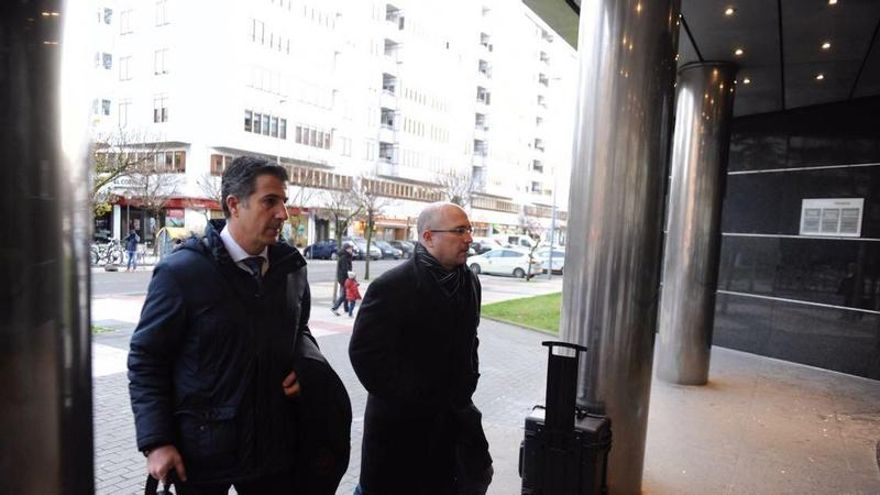 Alfredo De Miguel (a la derecha), con su abogado Gonzalo Susaeta