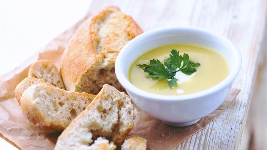 Sopa de pan con ajo