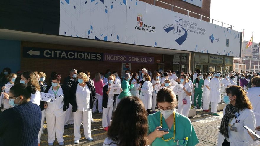 Manifestación de sanitarios ante el Clínico Universitario de Valladolid.