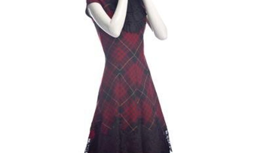Vestido en tartán de lana y encaje de algodón, Alexander McQueen, colección 'Widows of Culloden', de Carmen Lomana.