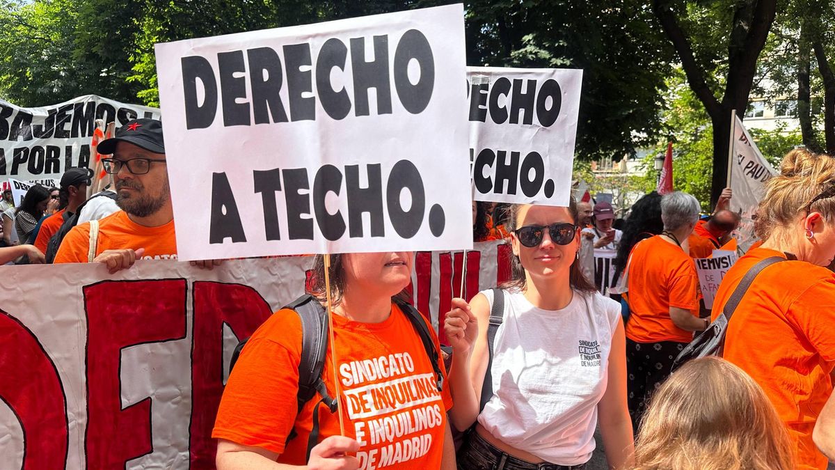 Dos pancartas con el lema 'derecho a techo', en Madrid.