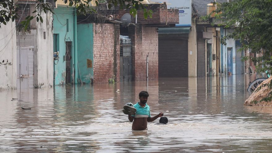 Un río se desborda por el monzón en Nueva Delhi e inunda zonas ribereñas de la ciudad