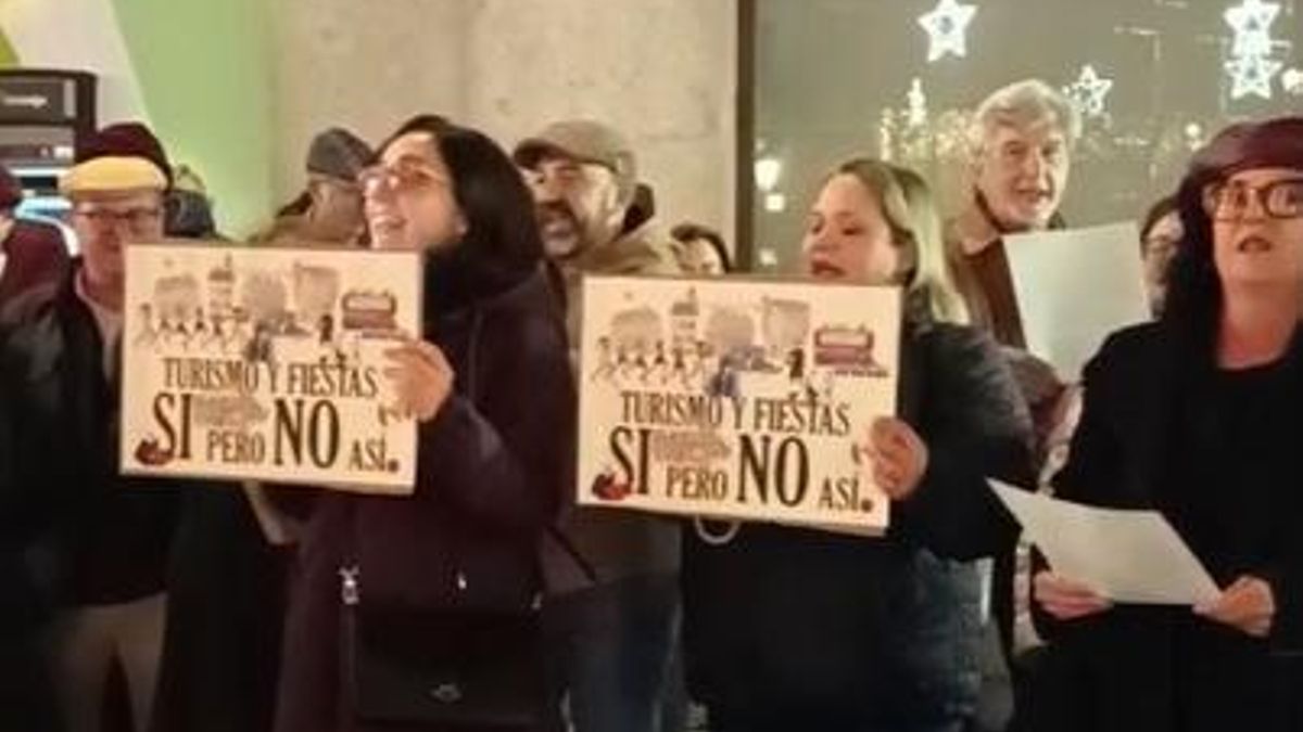 Villancico-protesta en Toledo por la masificación turística: "El alcalde gasta en bombillas y no en personas"