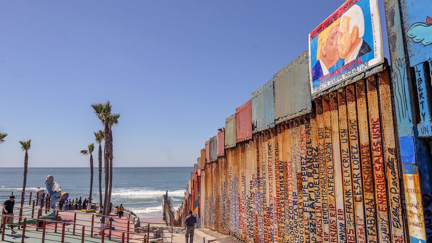 Biden y Trump se besan en pintura de protesta en muro fronterizo de México
