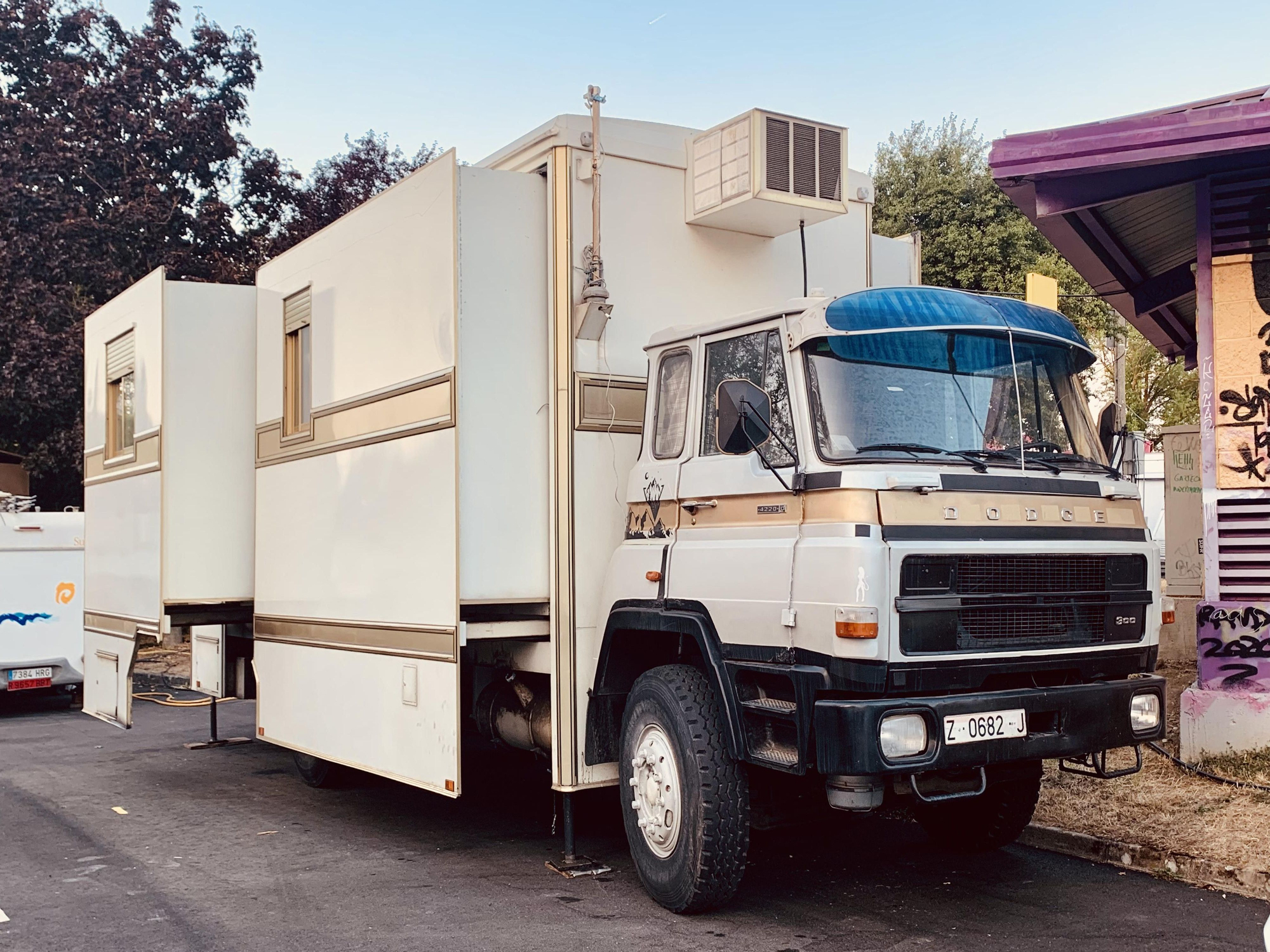 Un camión-vivienda de 1978 con varias habitaciones con ventana y persiana
