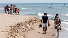 Aspecto de la playa de Castelldefels que permanece en Fase 1 pero que, a partir de hoy lunes, se unifica con las regiones metropolitanas sur, norte y Barcelona, para conformar una unidad que permita a las personas moverse por ella.
