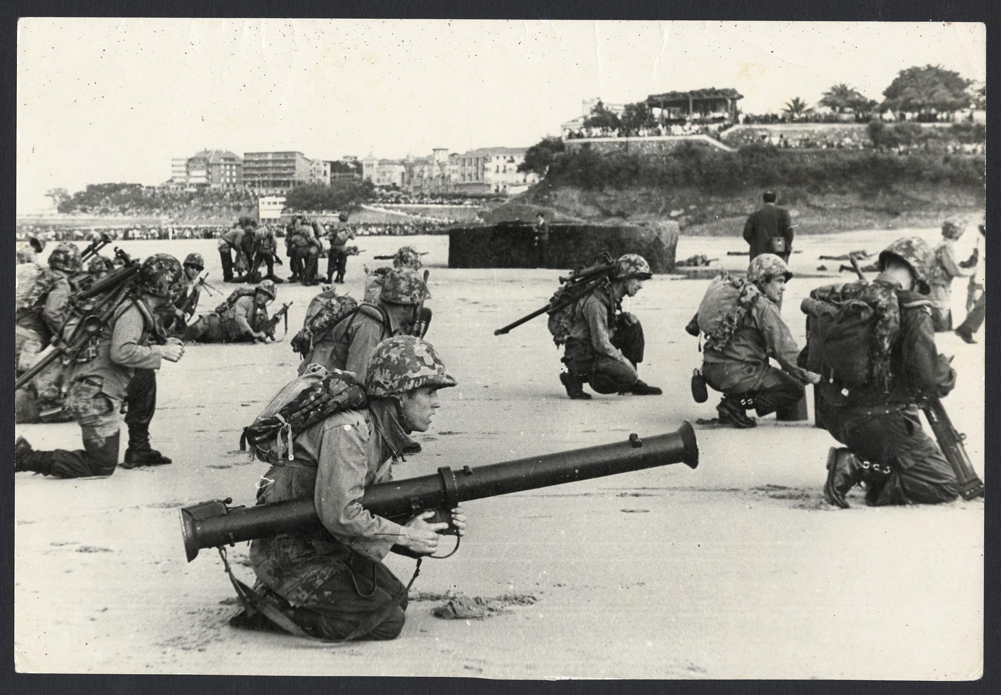 Desembarco en la segunda playa de El Sardinero de Santander durante la II Semana Naval. | MANOLO BUSTAMANTE