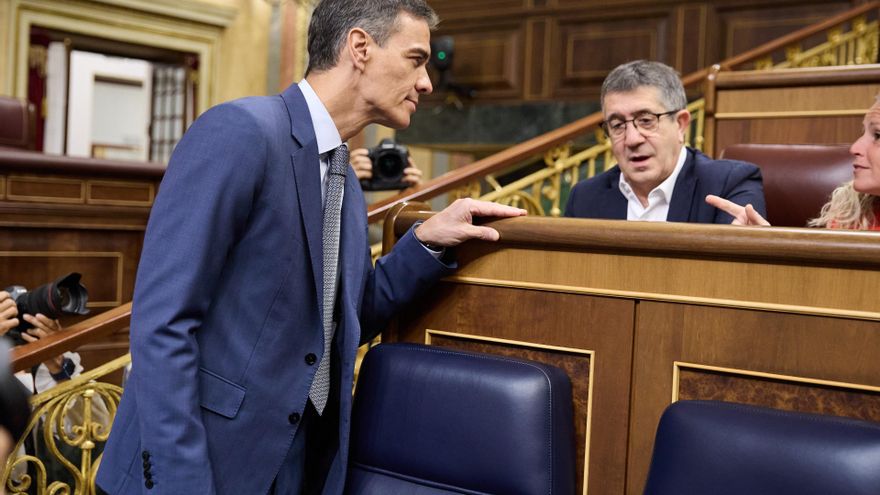 El presidente del Gobierno, Pedro Sánchez (i) y el portavoz del PSOE en el Congreso, Patxi López (d), durante una sesión de control al Gobierno, en el Congreso de los Diputados, a 18 de junio de 2025, en Madrid (España).