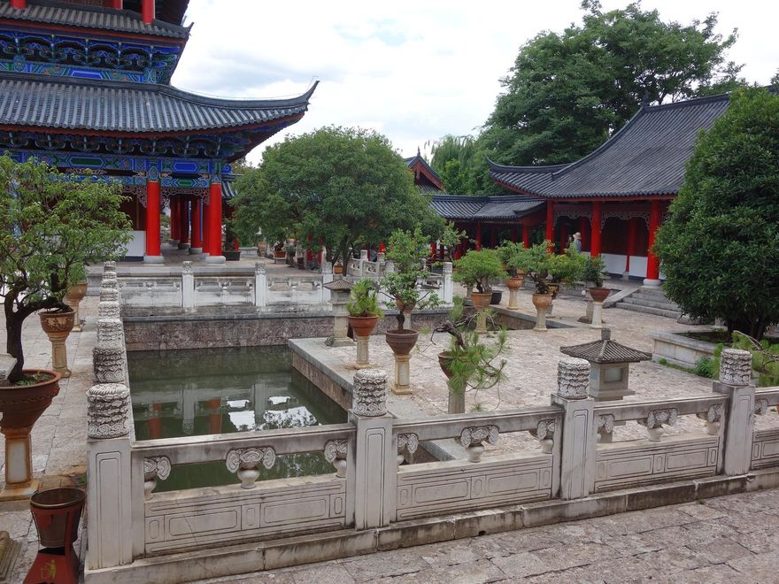 Patios del gran palacio de la Familia Mu, centro del poder Naxi en Yunnan.