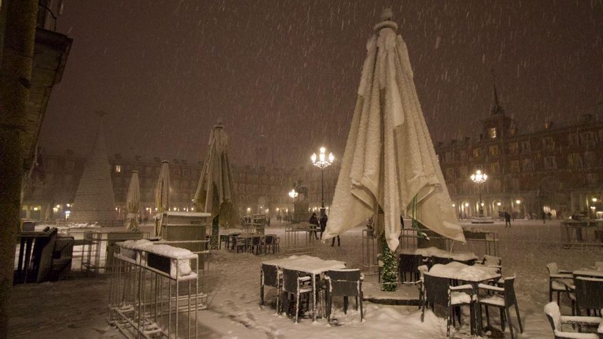 Las terrazas de la Plaza Mayor, cerradas y cubiertas de nieve