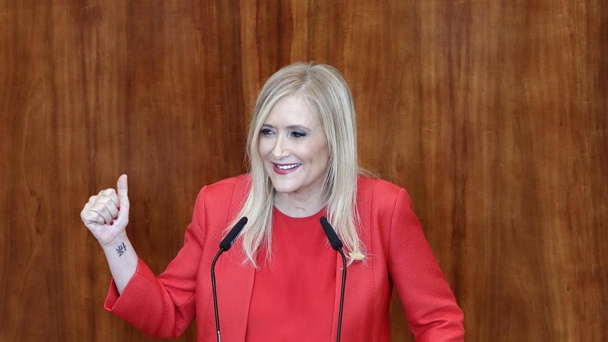 Cifuentes defiende colgar la bandera española: "No puede verse por parte de nadie como elemento de crispación"