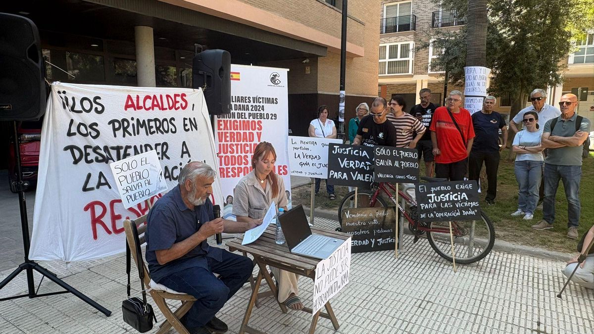 Concentración conspiranoica del pasado 29 de mayo a la entrada del Palacio de Justicia de Catarroja.