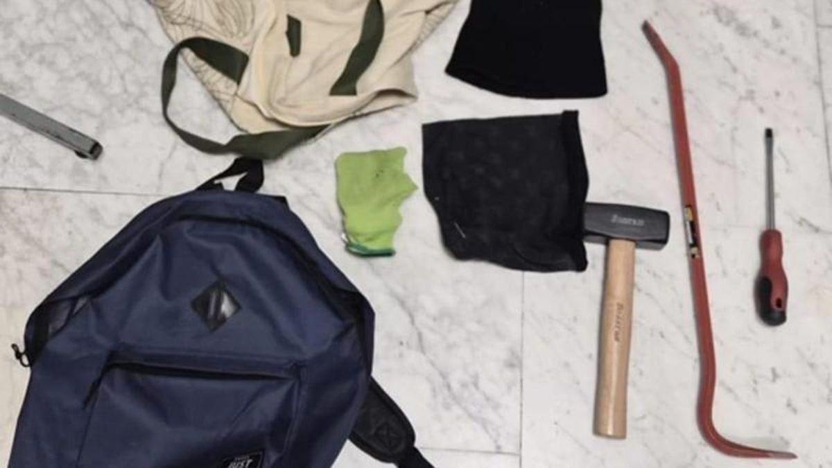 La Policía pilla 'in fraganti' a un ladrón forzando la caja registradora de un bar de León de madrugada