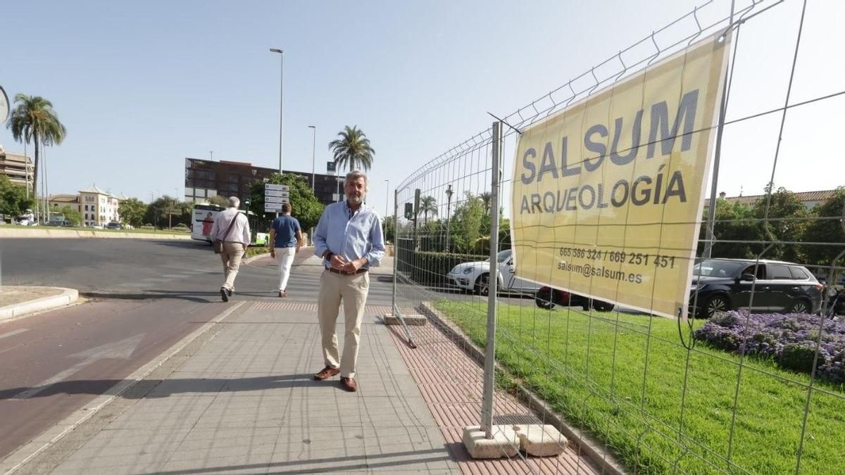 El presidente de la Gerencia Municipal de Urbanismo, Miguel Ángel Torrico, junto a la zona vallada donde se hará uno de los sondeos para el parking de Vallellano.