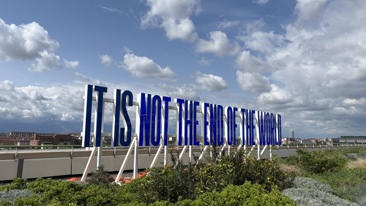 La escultura de 'It Is Not The End of The World' de Superflex en La Pista 500 de Turín.