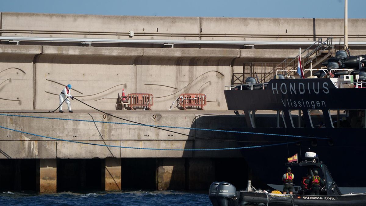 El buque MV Hondius ha atracado este lunes en el puerto tinerfeño de Granadilla de Abona "el mínimo tiempo imprescindible" por razones meteorológicas, tal y como ha recomendado Capitanía Marítima.