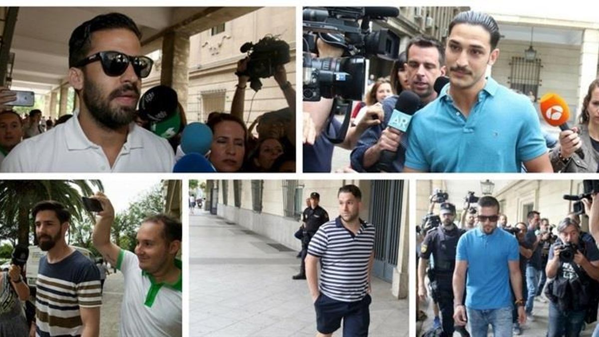 Los miembros de 'La Manada' recogen el auto por el que se mantiene su libertad provisional