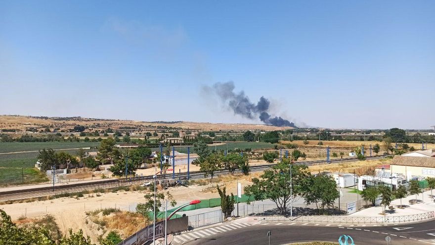 Nube de humo del incendio en Azucaica desde el barrio de Santa Bárbara