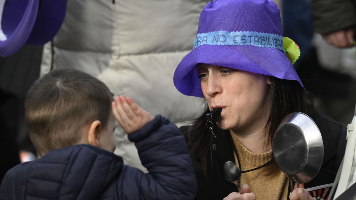 Trabajadoras de escuelas infantiles de Asturias se encierran en el Principado para exigir "dignidad laboral"
