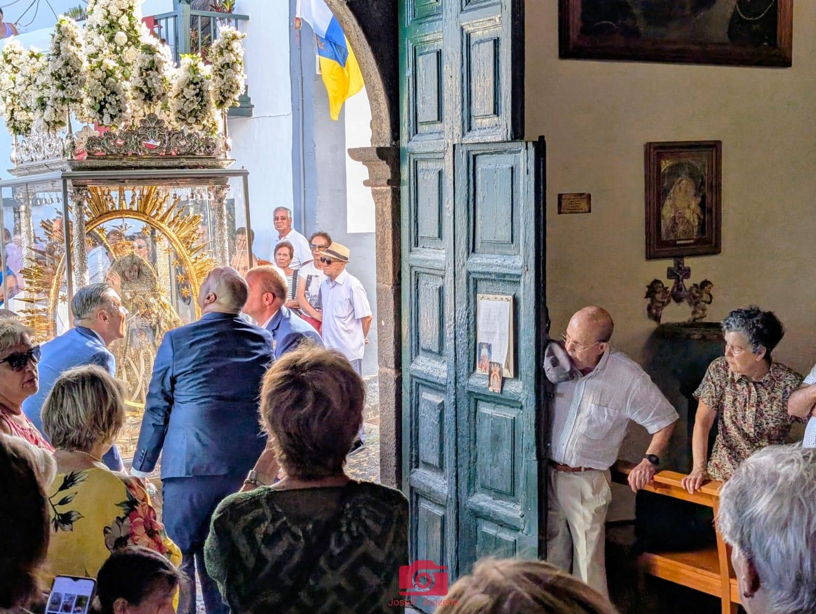 La Virgen de las Nieves entrando en la ermita de La Luz.