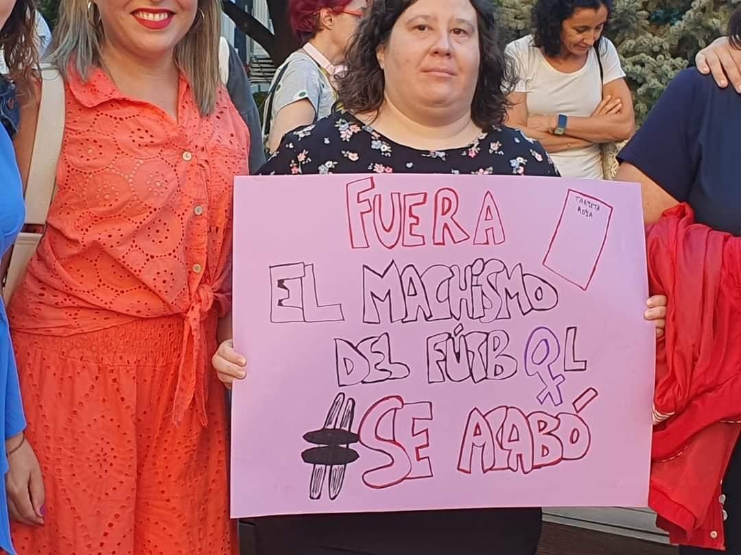 Una manifestante en Albacete en la concentración de apoyo a la futbolista española Jenni Hermoso