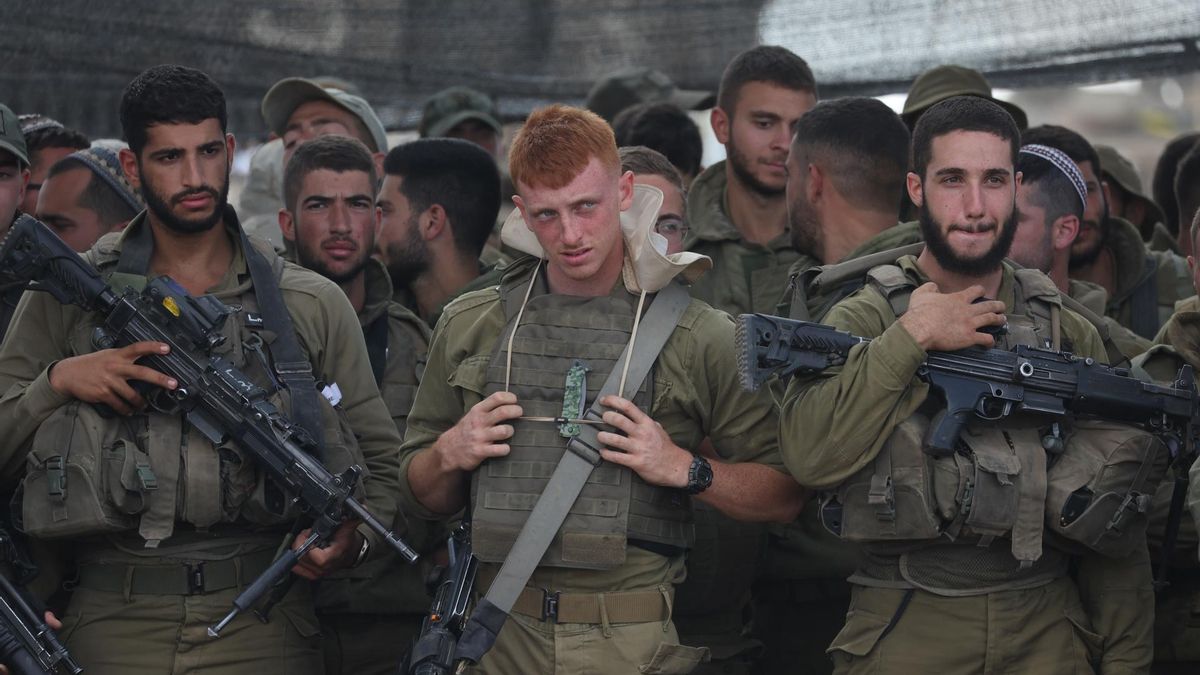 Soldados israelíes cerca de la frontera con Gaza, poco después del comienzo de la guerra en octubre de 2023.