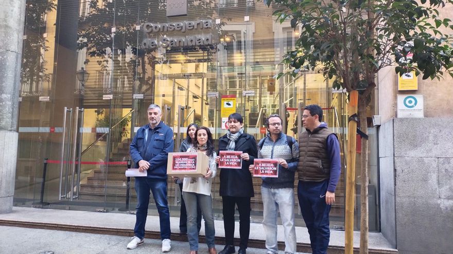 Afectados por el cierre de la UCI pediátrica de La Paz llevan 104.000 firmas al Gobierno de Ayuso exigiendo la reapertura