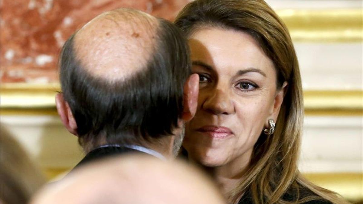 Cospedal y Rubalcaba se saludan en un acto en el Congreso / EFE