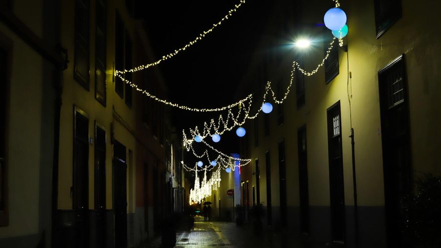 Una calle de La Laguna iluminada por el alumbrado navideño